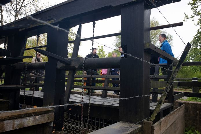 Bernard van Stekelenburg, hier op een archieffoto (midden), bij de Genneper Watermolen in Eindhoven.
