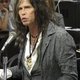 Steven Tyler dwingt paparazzi op de knieën