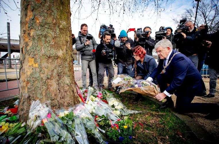 Burgermeester Jan van Zanen en wethouder Linda Voortman leggen bloemen op het 24 Oktoberplein, de dag na het schietincident. Beeld anp