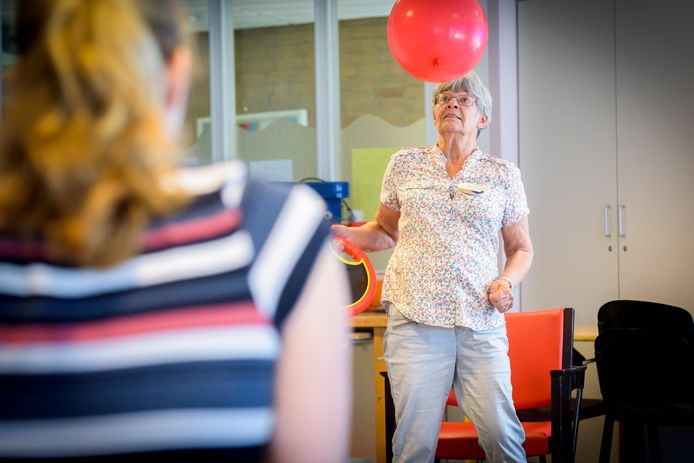 Vrijwilliger Mia Bodewes verzorgt de gymnastiek in Dommelhoef.
