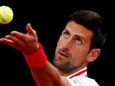 Djokovic ruziet met scheidsrechter over regenval: ‘Hoe graag wil je nog doorspelen?’