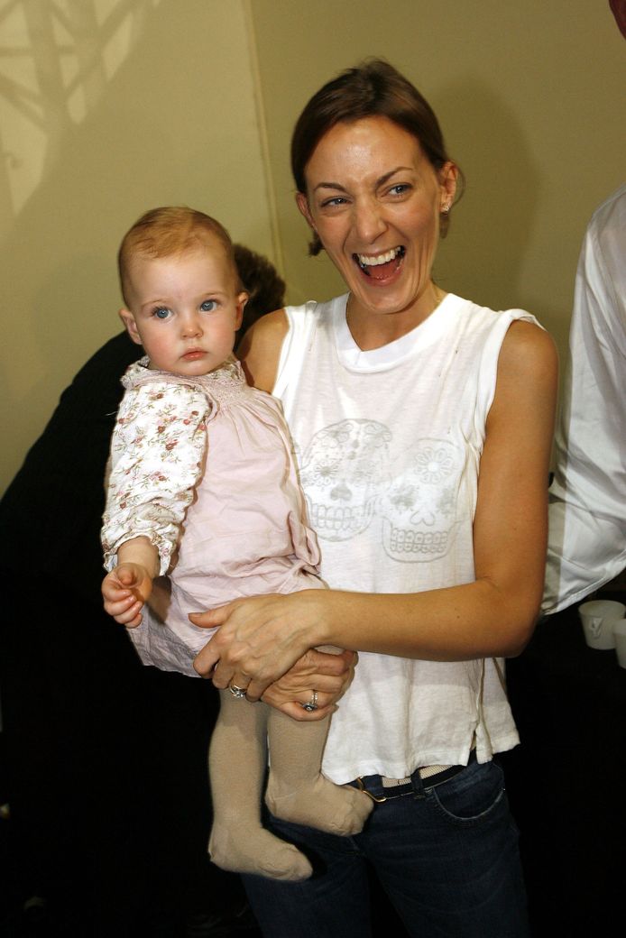 Phoebe Philo backstage in 2006 met dochter Maya.