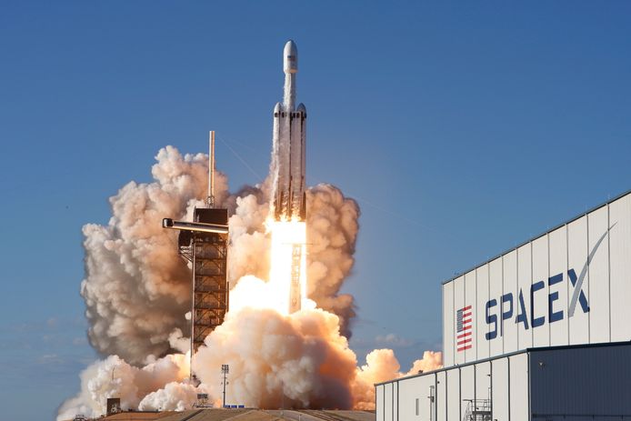 Archiefbeeld. Een Falcon Heavy-raket van SpaceX stuwt een communicatiesatelliet de ruimte in. (11/04/2019)