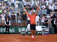 LIVE ROLAND GARROS. Djokovic eerste halve finalist bij mannen - Rolstoeltennisser Joachim Gérard neemt eerste horde in Parijs 
