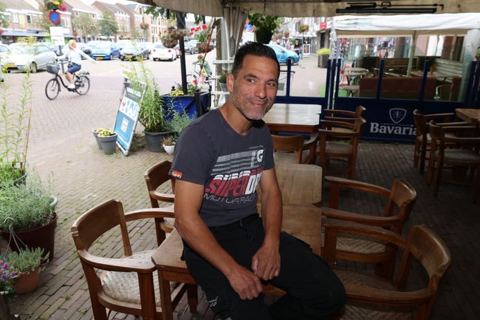 Paddy van Lieshout op het terras van Javaans Eetcafé, dat hij sluit tijdens de kermis op het Piet van Thielplein in Beek en Donk.