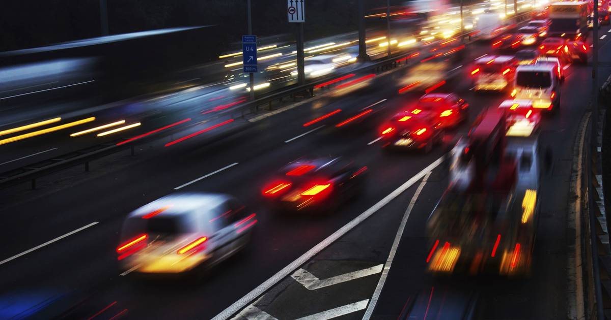 Lange file op A50 vanaf knooppunt Valburg door ongeval, weg is weer vrij.