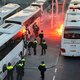Onrustig vertrek Ajax-supporters: ME bekogeld met vuurwerk, 22 aanhoudingen