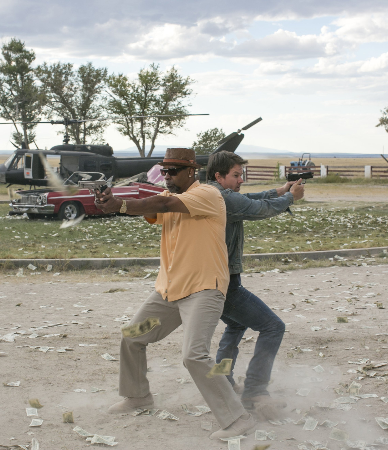 Denzel Washington (kiri) dan Mark Wahlberg di 2 Guns.  gambar 