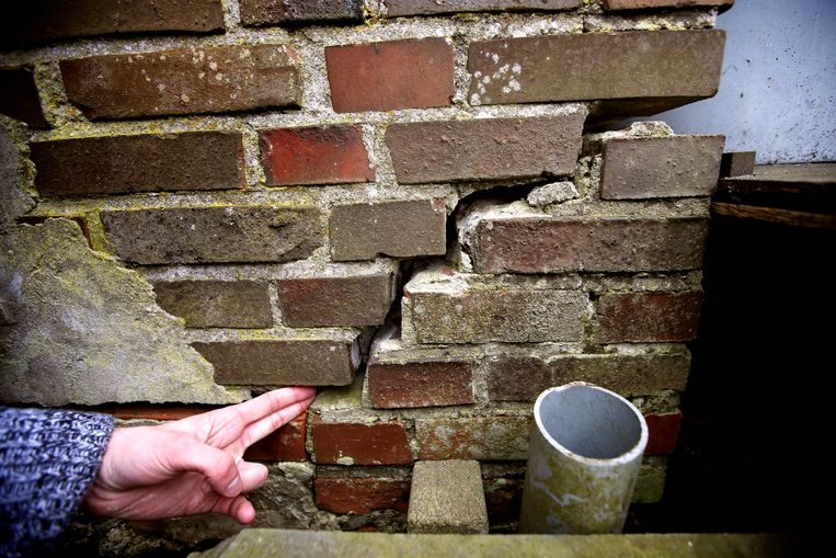 Een scheur in de muur van een woning in het Groningse Leermens. Na de aardbeving in het noorden van de provincie zijn er tientallen meldingen van schade in en om het huis gemeld.  Beeld ANP