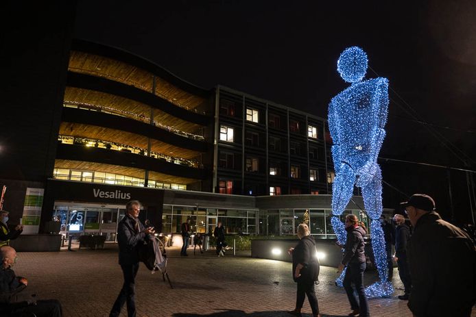Grote Willi bracht een ode aan de zorg aan het wzc Vesalius in Brasschaat.