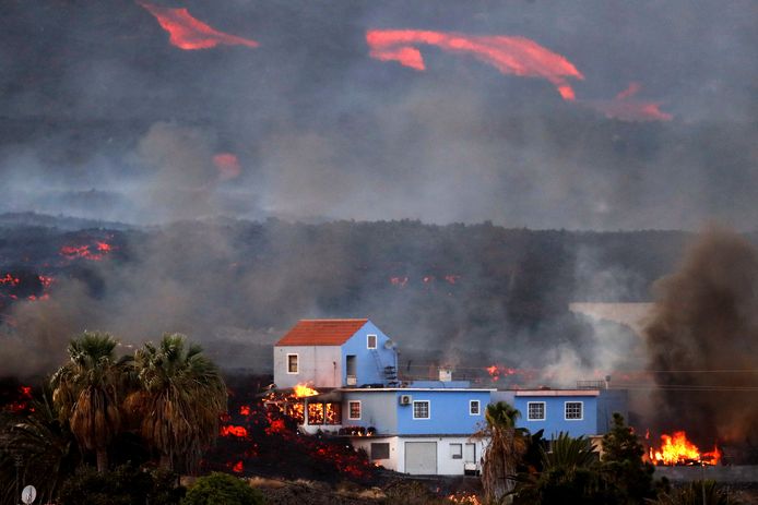 Lava verzwelgt een huis in Tajuya op La Palma. Beeld van vandaag.