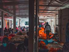 Na acht dagen rondvaren op zee worden migranten in Italië door politie en leger opgewacht