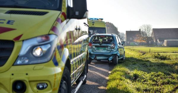 Busje knalt achterop auto in Hooge Zwaluwe