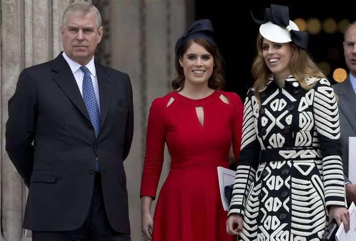 Prins Andrew met zijn twee dochters prinses Eugenie (midden) en prinses Beatrice (rechts). Foto uit 2016.