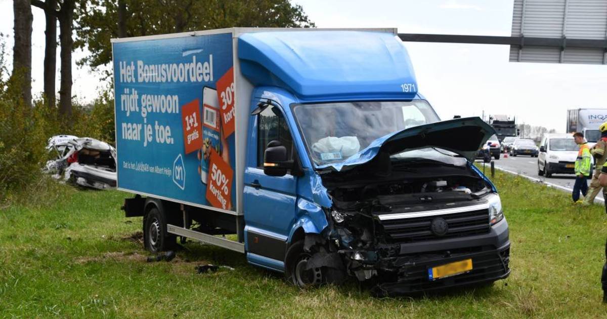 Boodschappenbezorger botst op maaltijdbezorger op N62 bij Heinkenszand, minstens één gewonde