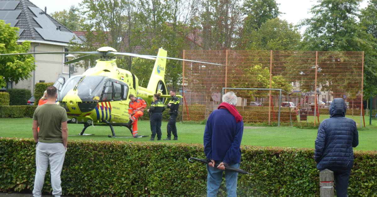 Traumahelikopter trekt veel bekijks met landing op voetbalveld in Lopik .
