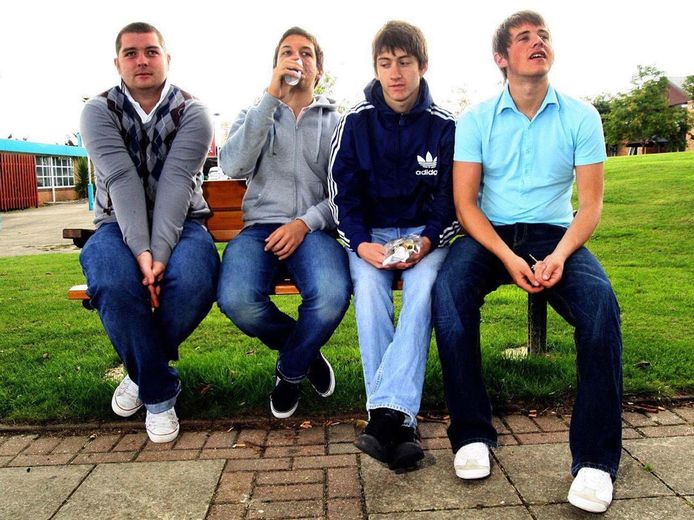 Arctic Monkeys in het begin van hun carrière, met links Andy Nicholson.