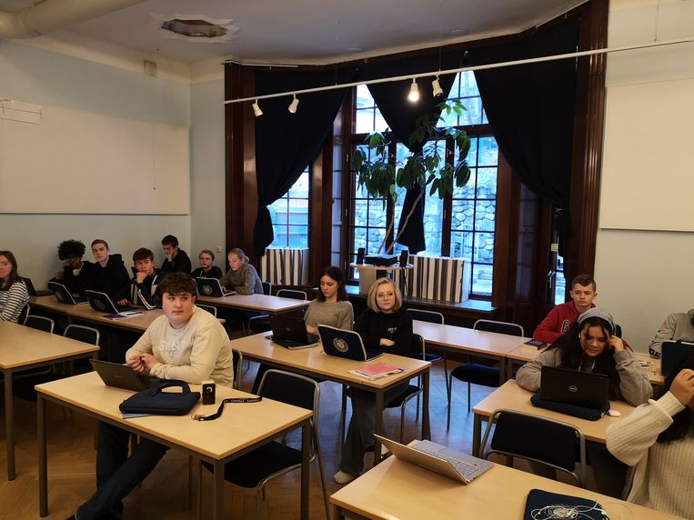 Op de Jensen Grundskola in Zweden zitten leerlingen twee aan twee tijdens de les. Ze hoeven geen mondkapjes te dragen. Beeld Anne Grietje Franssen