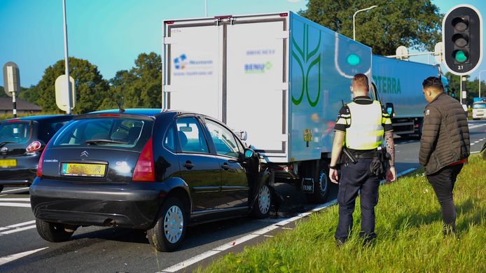 Auto Beklemd Onder Transportbus Bij Stoplicht In Deurne De Peel Ed Nl