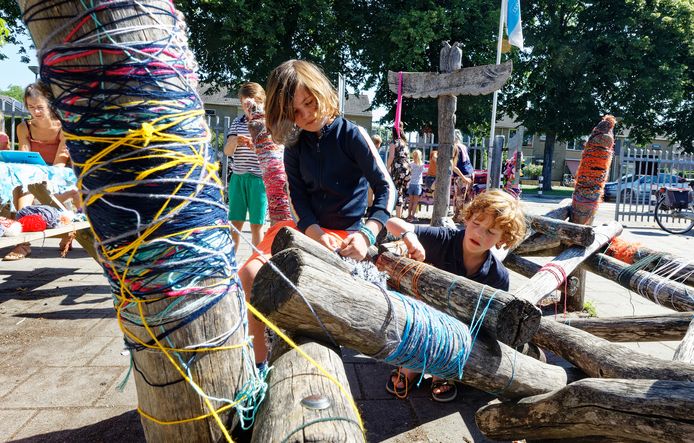 Kinderen van basisschool De Bolster gingen woensdag aan de slag met wol. Het hele klimwerk werd omwikkeld met felgekleurde draden.