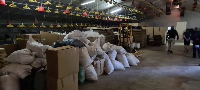 De ontmanteling van een illegale sigarettenfabriek in een loods in Oeren, deelgemeente van Alveringem.
