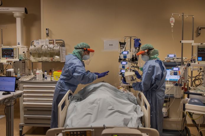 Medisch personeel verzorgt een coronapatiënt in een Italiaans ziekenhuis.