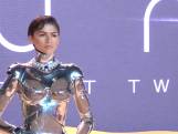 Zendaya verschijnt in iconisch robotpak op rode loper in Londen