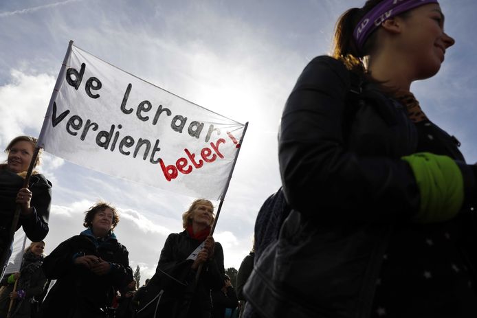 Twee weken geleden stroomde het Zuiderpark in Den Haag vol met ruim 60.000 boze basisschoolleraren. Nu komen ook andere docenten in actie.