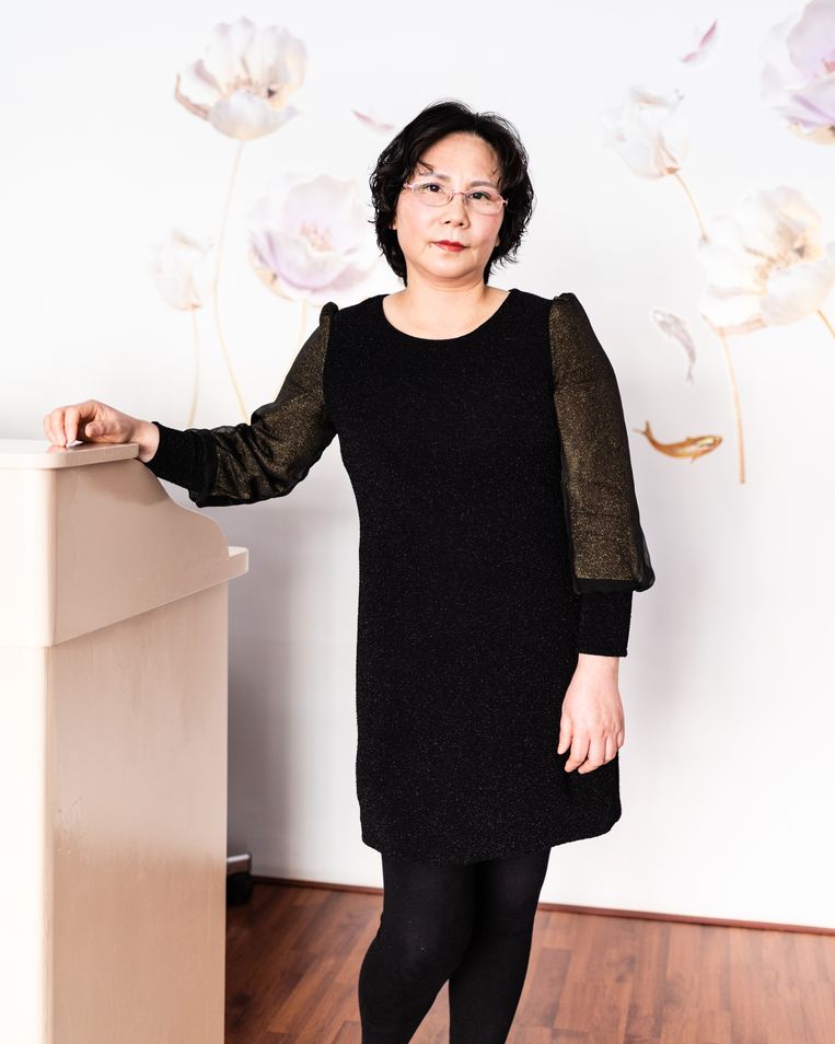 Mevrouw Zhao, eigenaresse van de schoonheidssalon Silent.  Beeld Katja Poelwijk