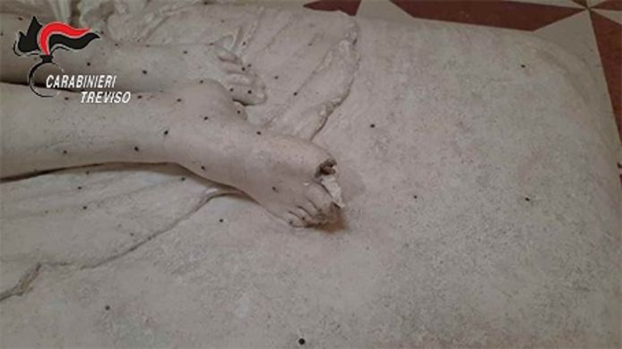 Un touriste arrache les orteils d'une statue vieille de 200 ans en Italie.