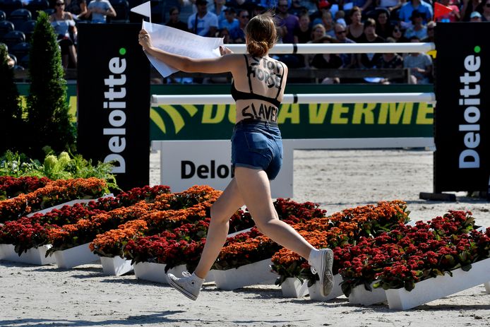 Een streaker rent over het parcours.