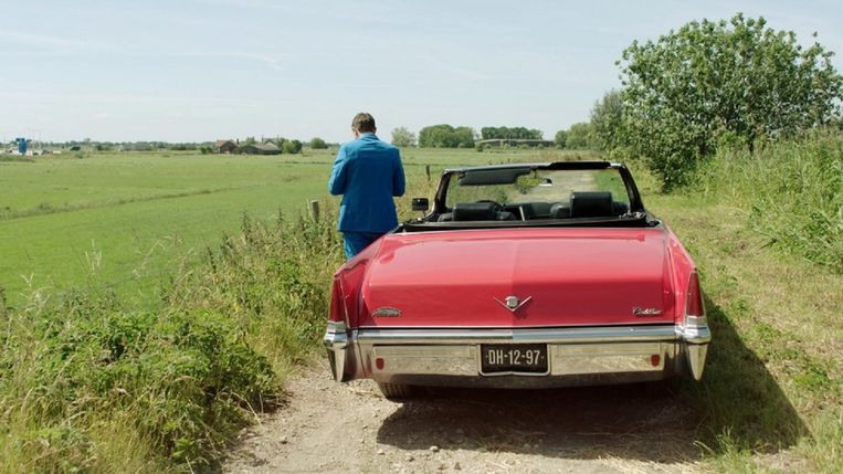 In een rode Cadillac doorkruist Jan dagelijks het land op zoek naar verrassende verhalen. Beeld NPO