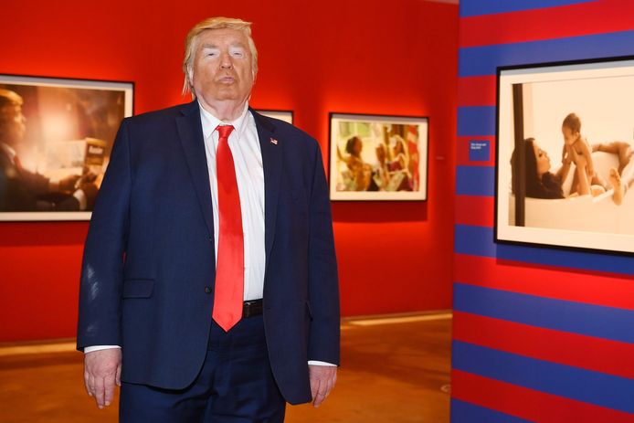 Een nep-Donald Trump opende gisteren 'Truth is Dead'(De Waarheid is Dood), een tentoonstelling in Los Angeles van de Engelse kunstenares Alison Jackson.