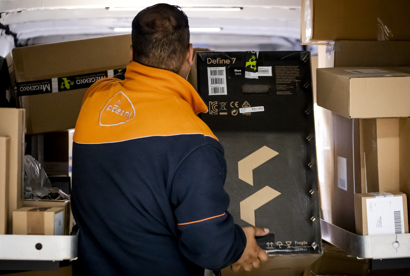 2020-11-10 08:05:10 SASSENHEIM - Een medewerker van post- en pakketbezorger PostNL sorteert pakketjes in het pakkettensorteercentrum. In aanloop naar Black Friday, Sinterklaas en Kerst is dit een van de drukste periodes van het jaar. ANP SEM VAN DER WAL