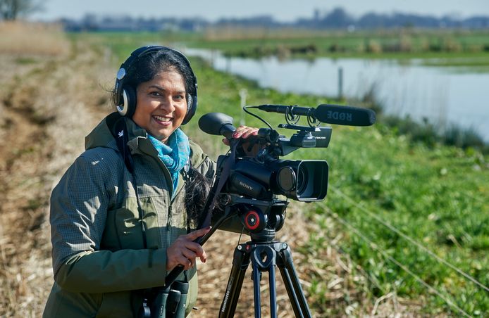 Amateurfilmer Mila Demmers in de polder in Herpen.