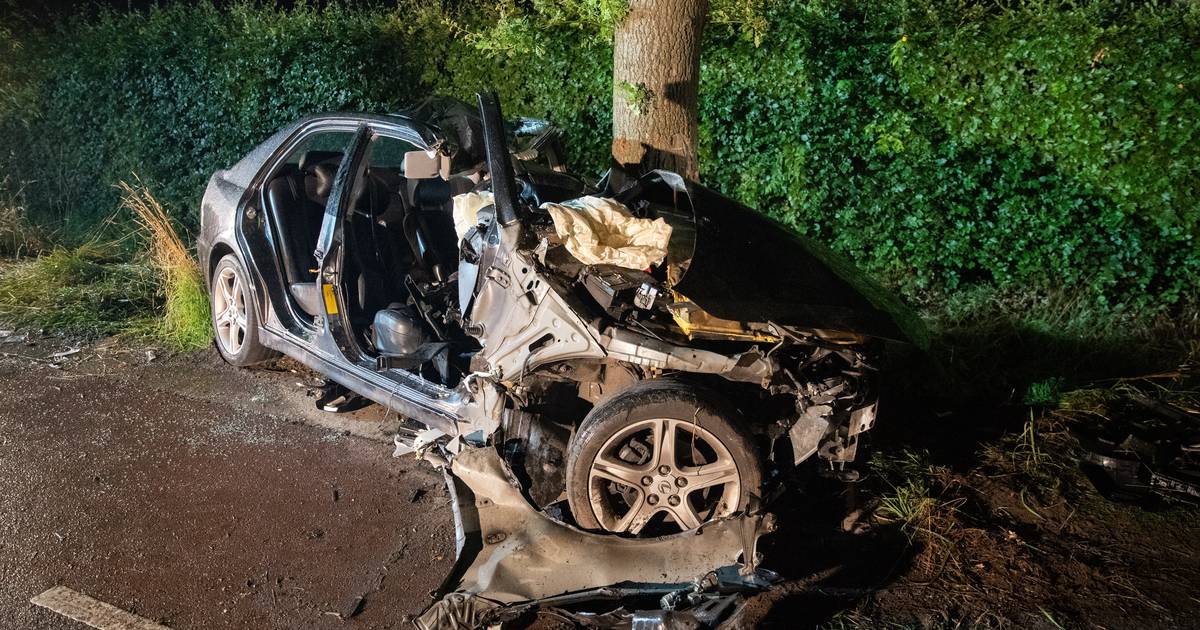 Gewonde bij ongeluk in Laren, auto volledig in de kreukels.