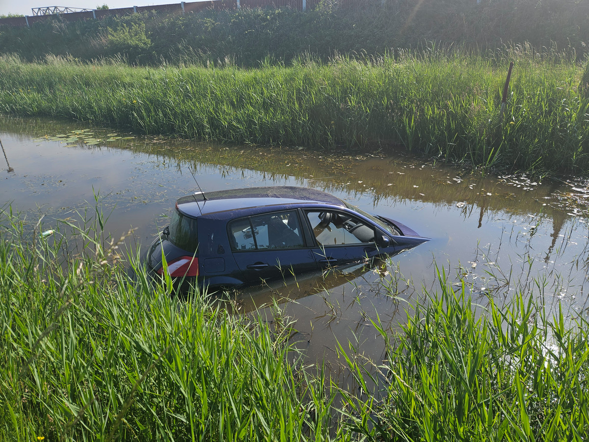 Man duikt met zijn auto het kanaal in bij Meppel Foto AD.nl