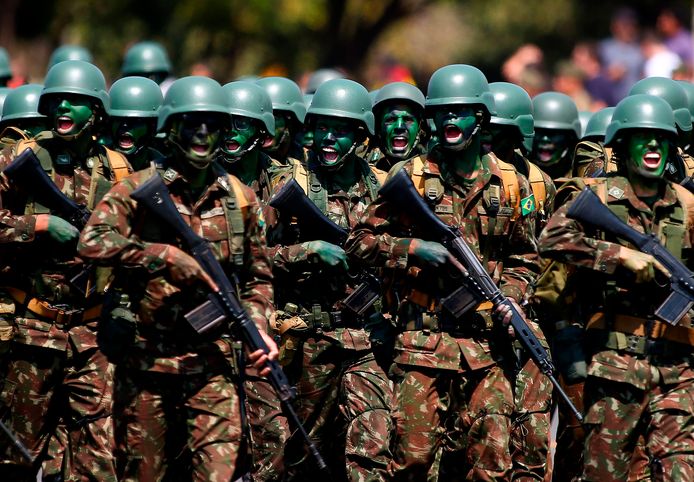 Braziliaanse militairen marcheren ter gelegenheid van de Dag van de Soldaat.