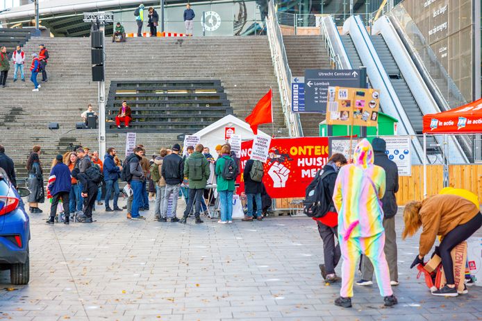 Voorbereidingen voor het Woonprotest op een nog bijna leeg Jaarbeursplein.