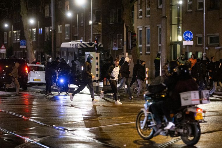 Negen aanhoudingen na hevige onrust Molukkenstraat