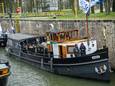 Oude sleepboten bewijzen Jozef Bosman de laatste eer. Vooraan de Anna, met het lichaam van Bosman en zijn naasten aan boord.