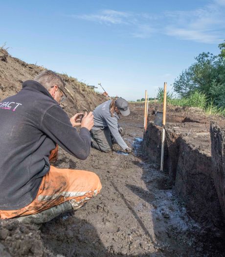 Gemeente Tholen en DNWG lijnrecht tegenover elkaar na vondst resten oude stadspoort: ‘Niet zorgvuldig gehandeld’