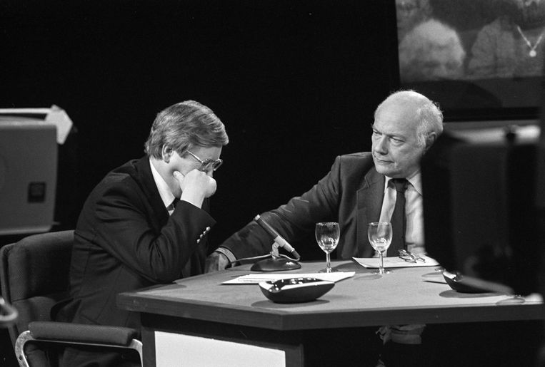Hans Wiegel, fractieleider en lijsttrekker van de VVD, barst in 1981 in huilen uit tijdens een live-programma. Hij had kort tevoren zijn vrouw Pien verloren bij een autoongeluk en kreeg een vraag over weduwnaarspensioenen. PvdA-fractieleider en lijsttrekker Joop Den Uyl probeert hem te troosten. Beeld Bert Verhoeff