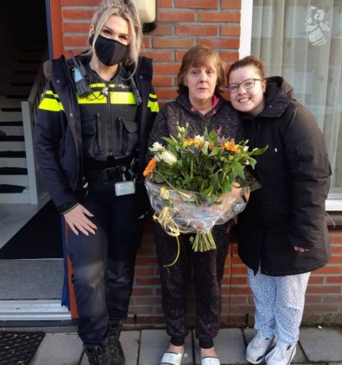 Politie Utrecht Noord bedankt de omstanders met een bloemetje.