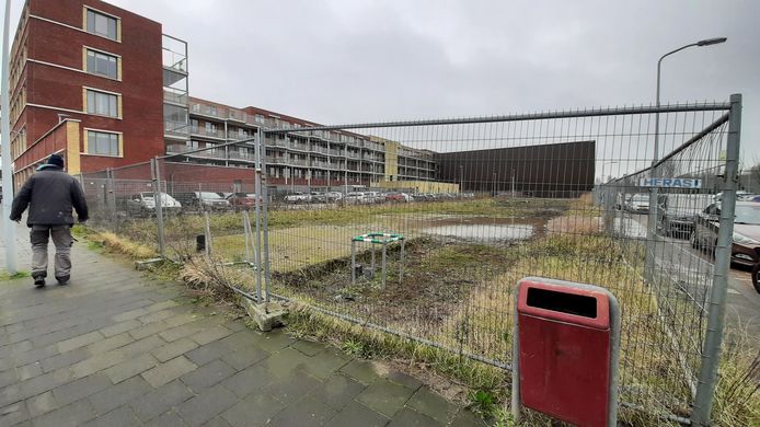 Het kavel tussen appartementen, spoor en klimhal op het Leerpark waar Tres Invest het nieuwe bedrijfsgebouw met Basic Fit laat bouwen.