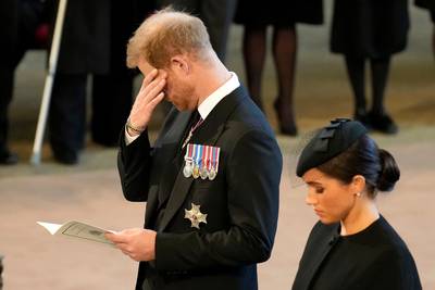 Op vraag van koning Charles zelf: prins Harry zal militair kostuum dragen tijdens wake