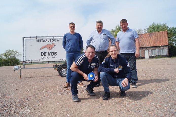 Delfine Persoon samen met trainer Filiep Tampere op het terrein in Gits waar volgende maand de bouw van de nieuwe bokshal start. Achter hen zien we Peter en Marc De Vos en Stefaan Brinckman van de boksclub.