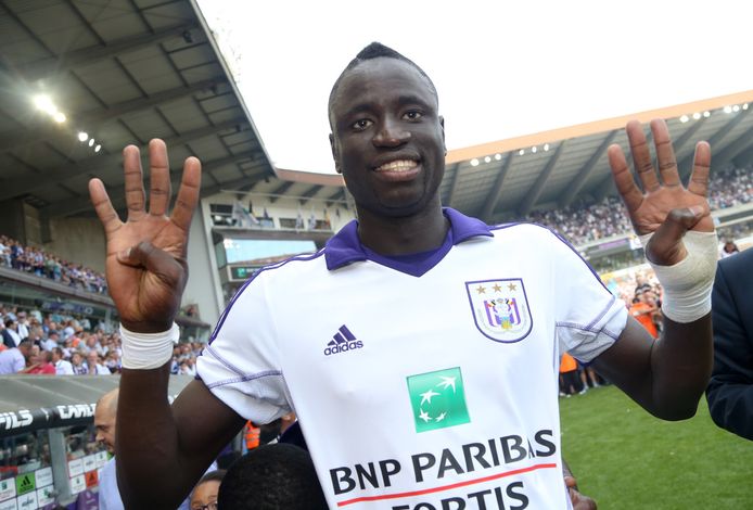 Kouyaté viert zijn vierde landstitel met Anderlecht, waarna hij voor 8 miljoen naar West Ham trekt.