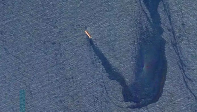 The Rubimar cargo ship has already left an oil slick about 29 kilometers long.