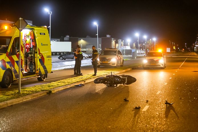Bij het ongeluk raakten zowel de bestuurder van de motor als die van de auto dusdanig gewond dat ze moesten worden afgevoerd naar het ziekenhuis.